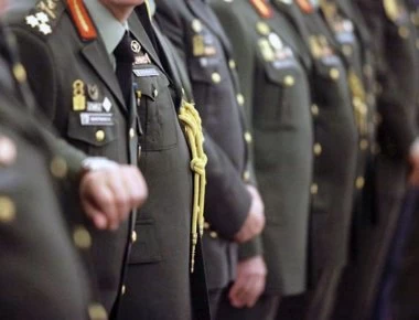 «Αλαλούμ» στα αναδρομικά των ενστόλων: Διορθώνουν τα λάθη λίγες ημέρες πριν από τις εκλογές